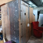 Ouderwetse toiletruimte van hout